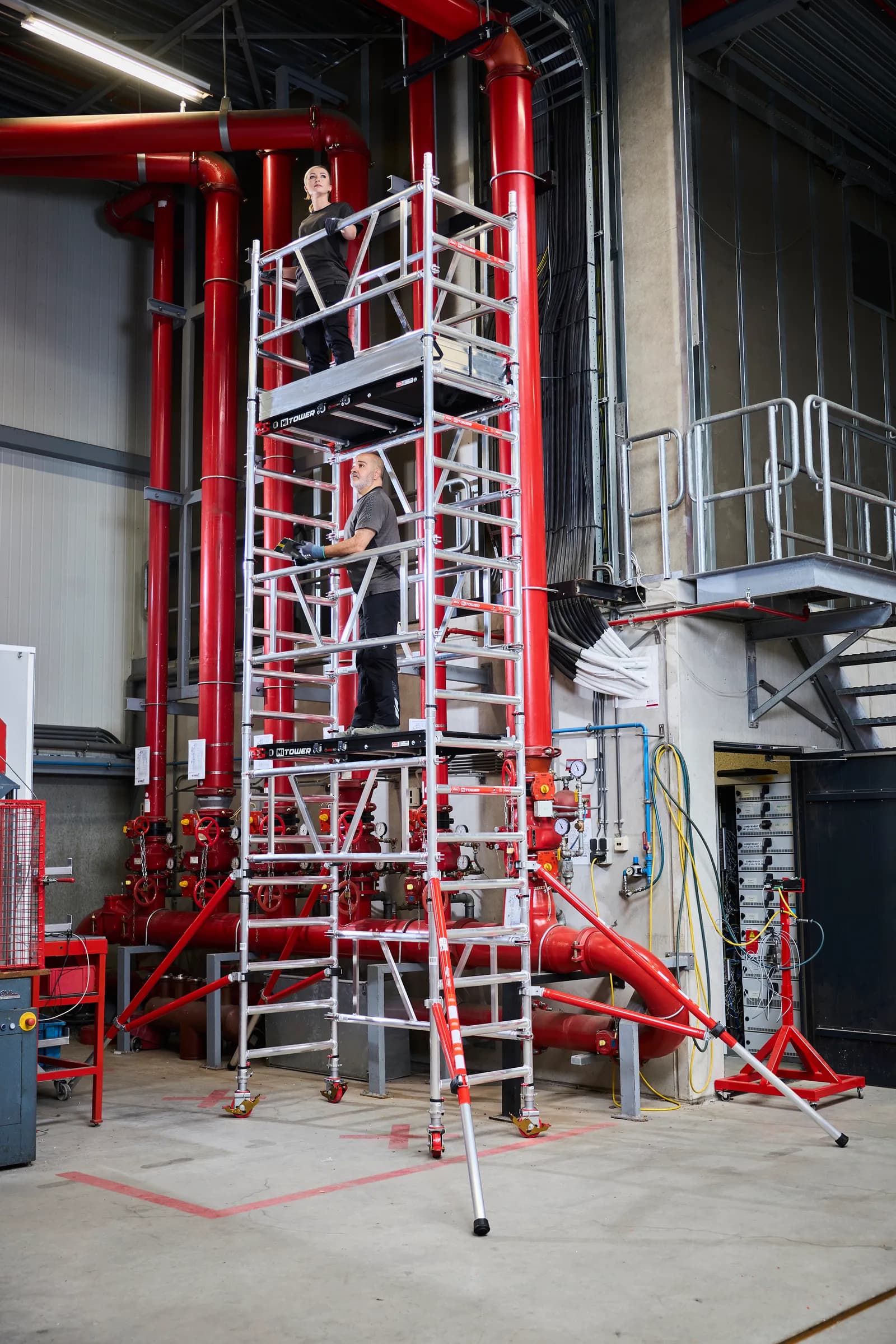 Dos operarios trabajando sobre una torre MiTower durante la formación